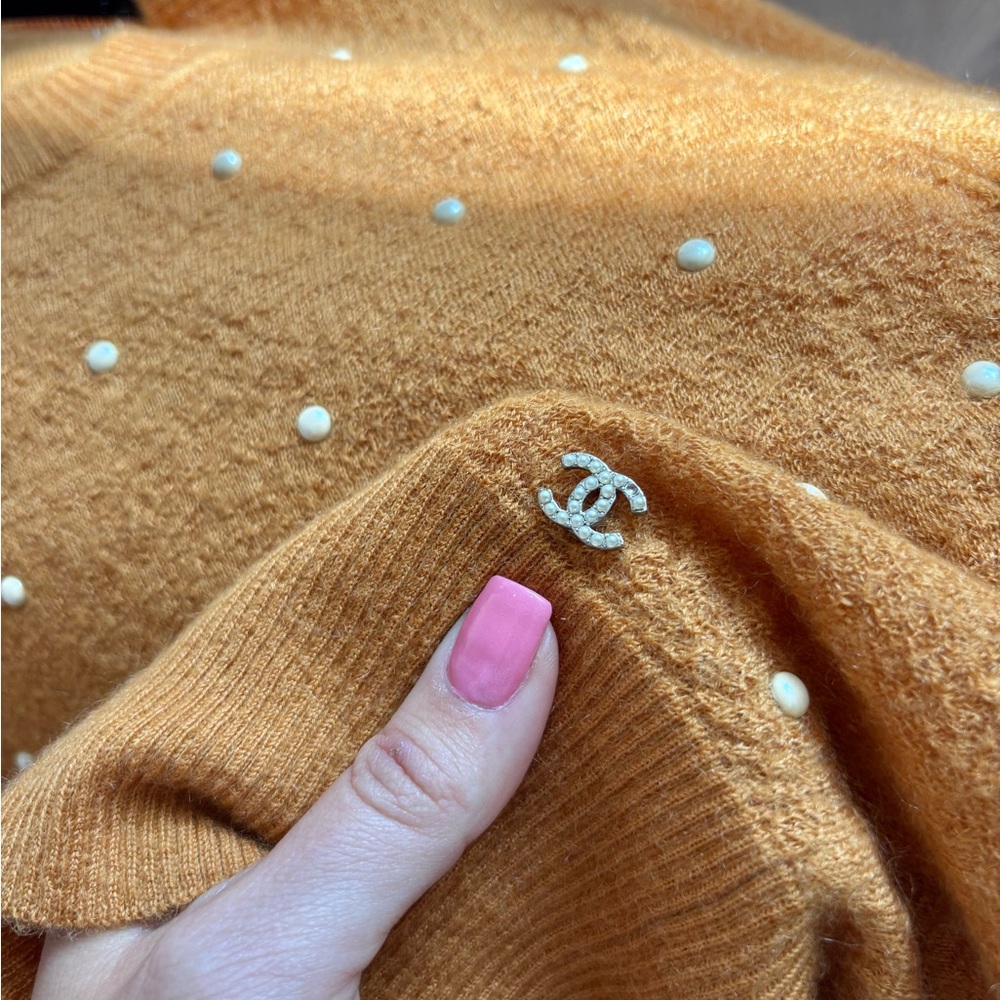 Authentic CHANEL cashmere knit caramel faux pearls sweater 🍂 - Picture 10 of 15